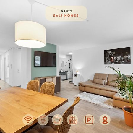 באיירוט Sali Homes Spacious Apartment With Terrace In City Center מראה חיצוני תמונה